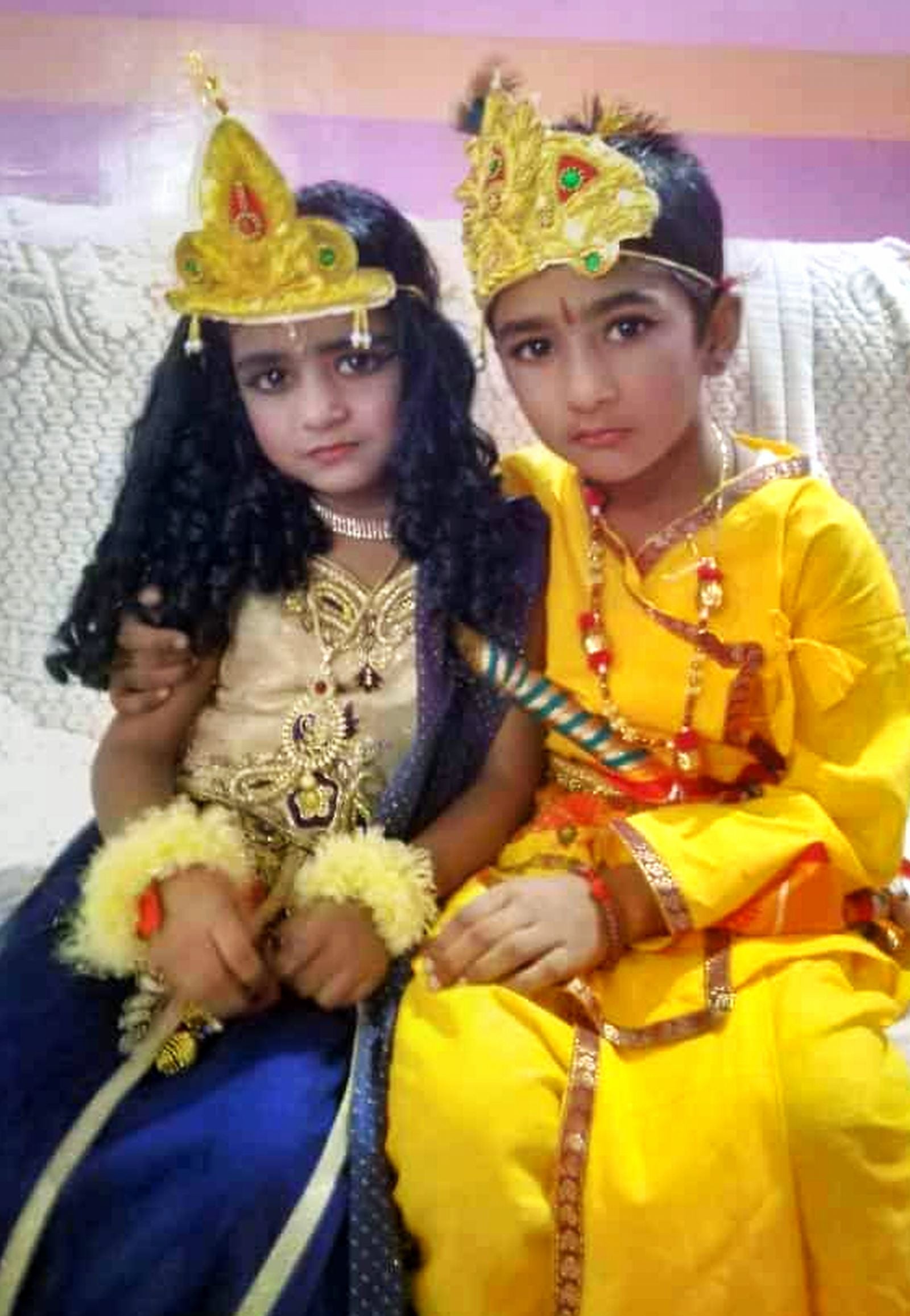 श्री कृष्ण जन्माष्टमी पर सराफा बाजार स्थित दुकान पर लड्डू गोपाल की पोशाक पसंद करती महिलाएं। सं