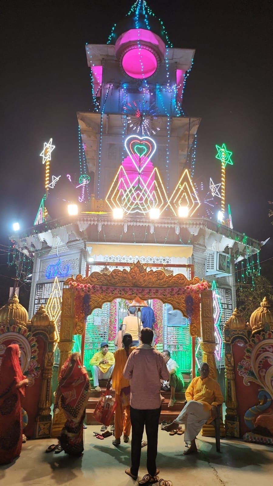 श्री कृष्ण जन्माष्टमी पर सराफा बाजार स्थित दुकान पर लड्डू गोपाल की पोशाक पसंद करती महिलाएं। सं