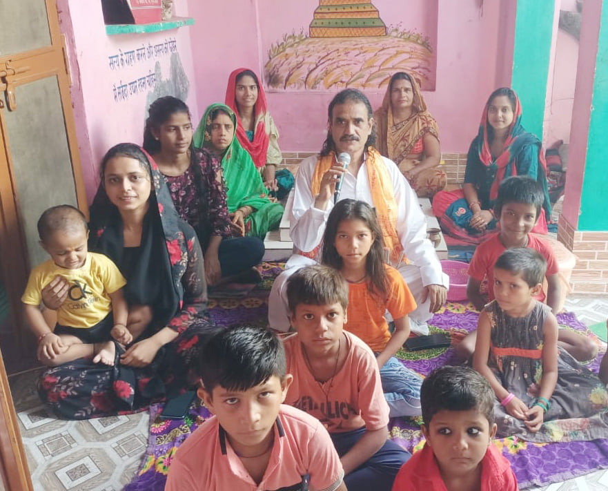 श्री कृष्ण जन्माष्टमी पर सराफा बाजार स्थित दुकान पर लड्डू गोपाल की पोशाक पसंद करती महिलाएं। सं