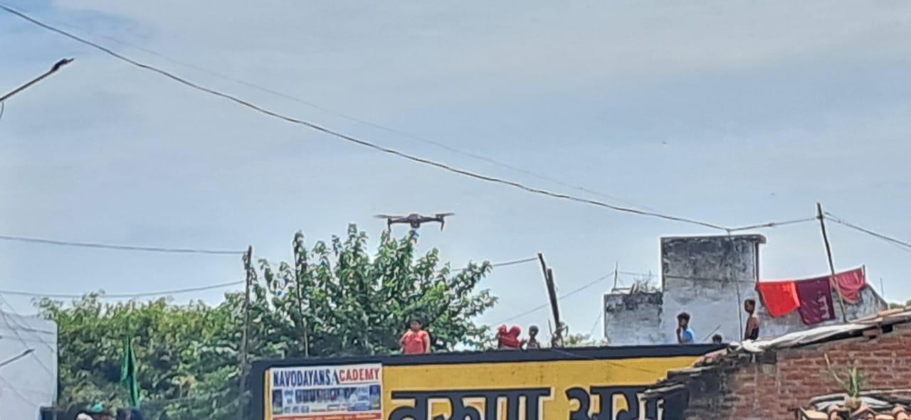 ताजियेदारो का वाहन रोकते पुलिस कर्मी । संवाद