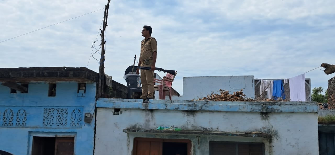 ताजियेदारो का वाहन रोकते पुलिस कर्मी । संवाद