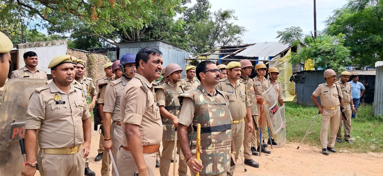 ताजियेदारो का वाहन रोकते पुलिस कर्मी । संवाद