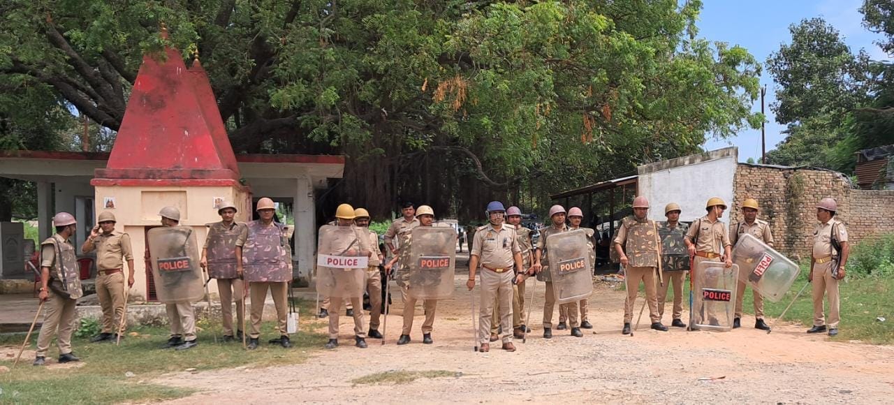 ताजियेदारो का वाहन रोकते पुलिस कर्मी । संवाद