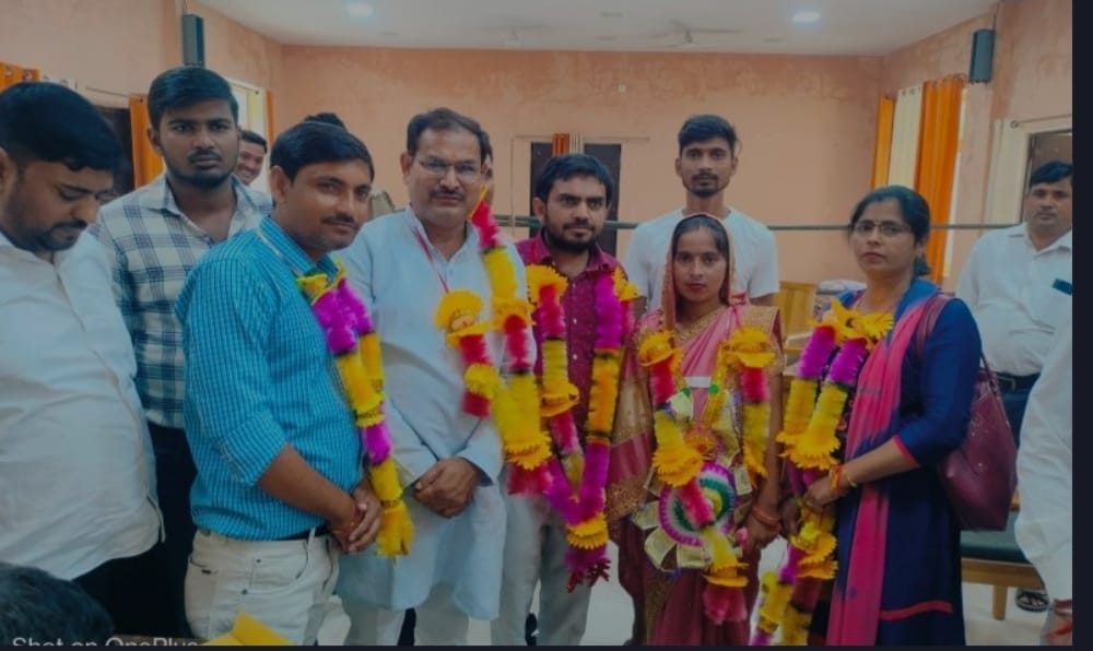 विजयी सावित्री देवी । संवाद