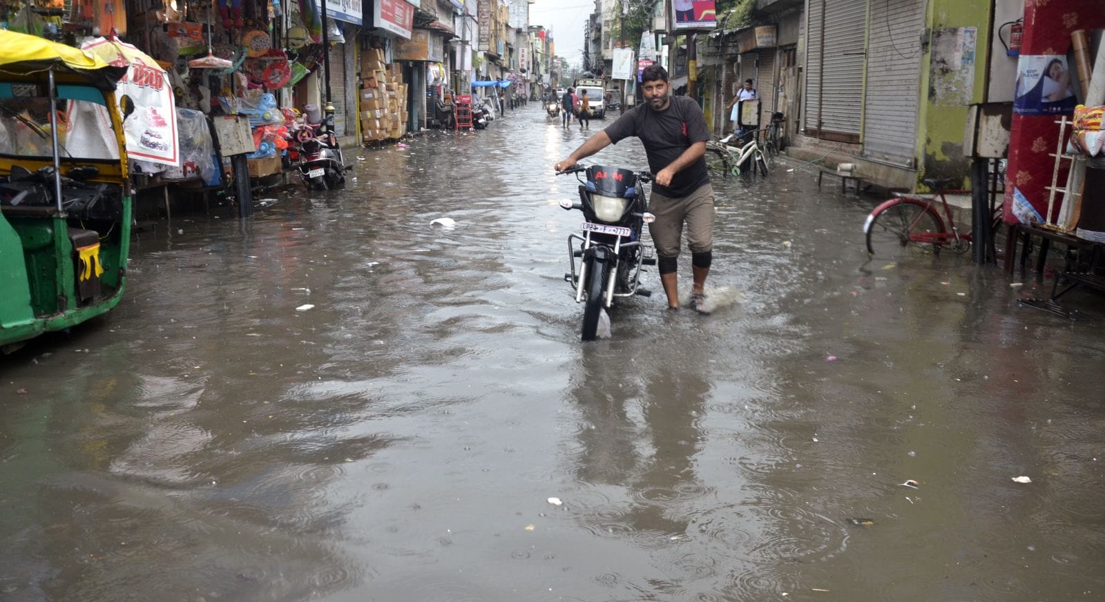 आर्य समाज रोड पर भरा बारिश का पानी। संवाद