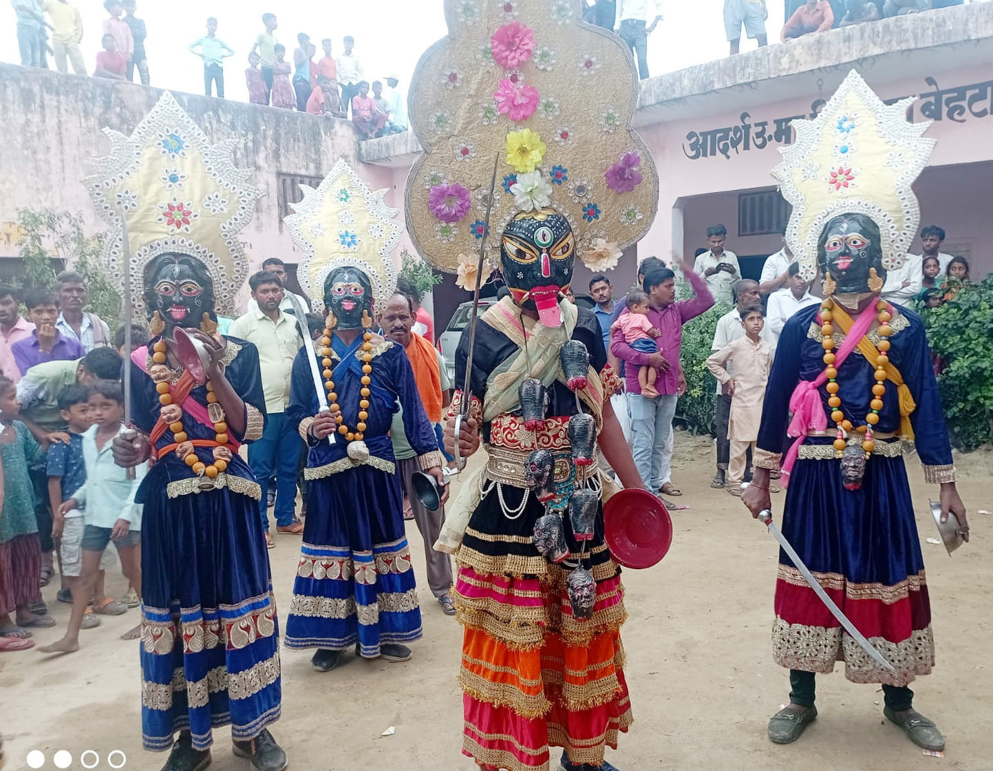 बेहटा गुंसाई गांव में निकाली गई शोभायात्रा में शामिल कान्हा की झांकी। संवाद