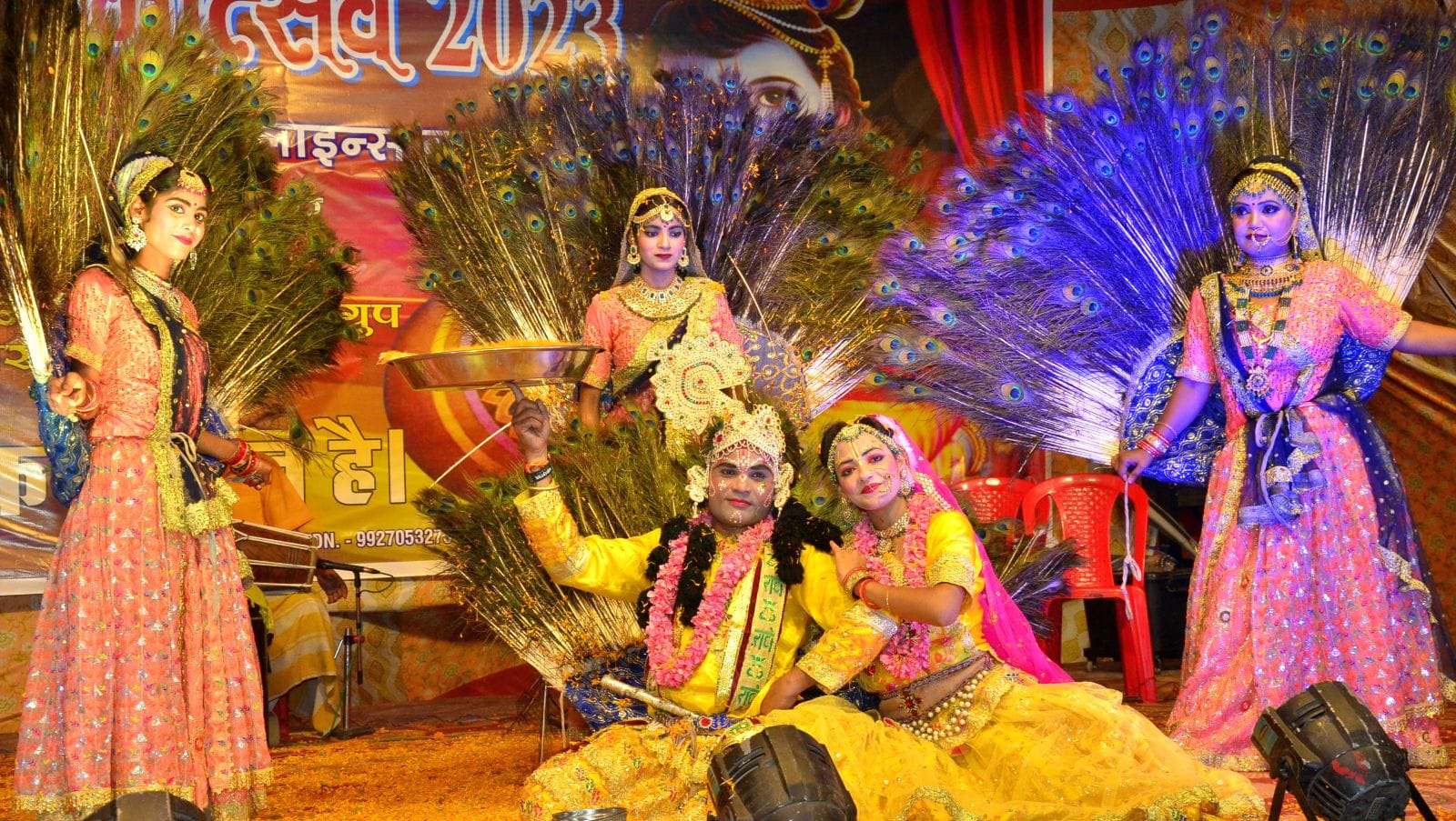 बेहटा गुंसाई गांव में निकाली गई शोभायात्रा में शामिल कान्हा की झांकी। संवाद