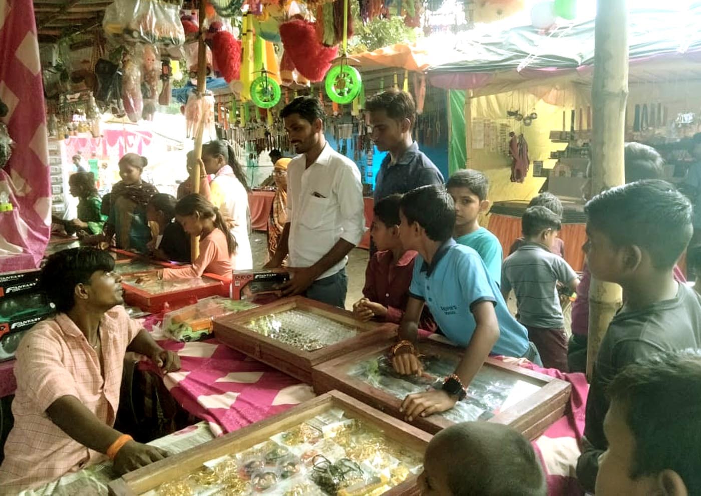 बेहटा गुंसाई गांव में निकाली गई शोभायात्रा में शामिल कान्हा की झांकी। संवाद
