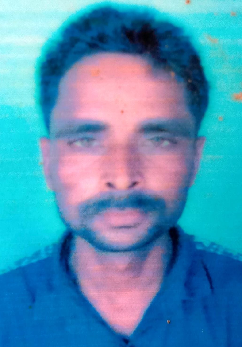 चौराडीह गांव में राजेश की मौत पर रोते बिलखते परिजन