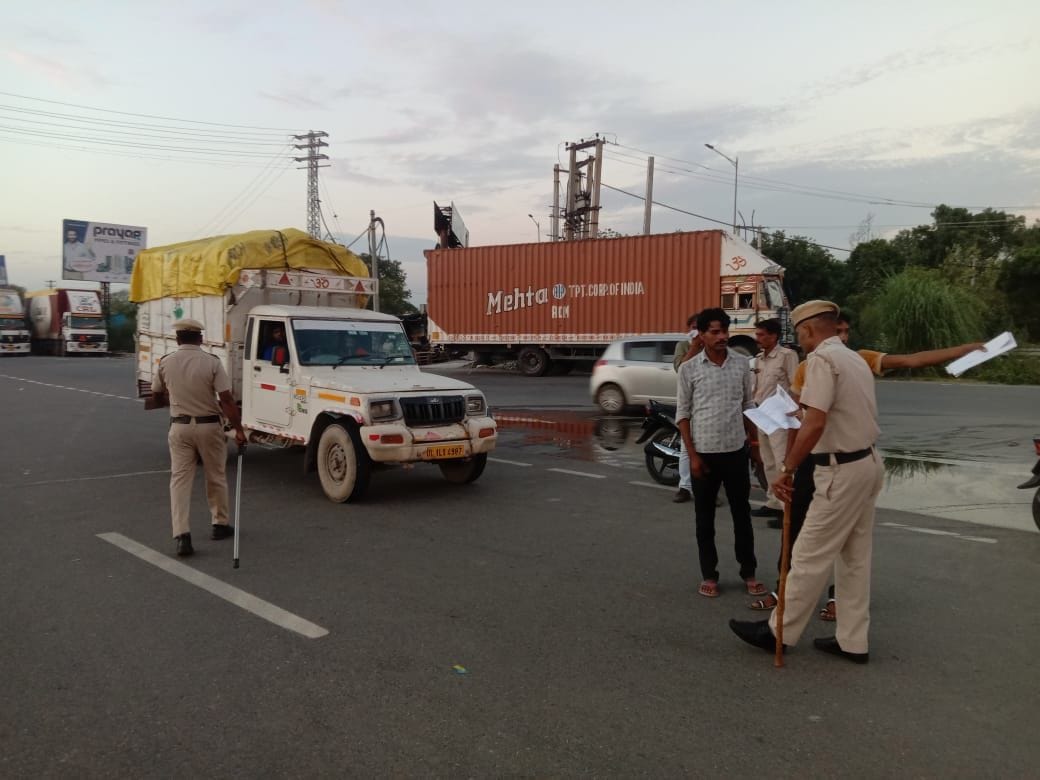 फोटो :28: सोनीपत में बीसवां मील के पास वाहनों के कागजात की जांच करते पुलिसकर्मी। संवाद फोटो :28: सोनीपत में बीसवां मील के पास वाहनों के कागजात की जांच करते पुलिसकर्मी। संवाद