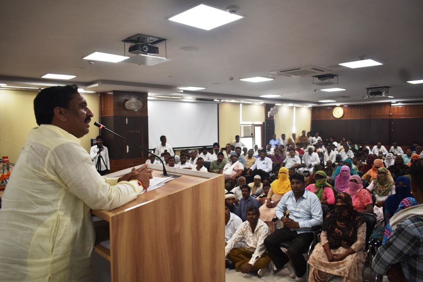 फोटो 36- लघु सचिवालय में सफाई कर्मचारियों को संबोधित करते राज्य सफाई कर्मचारी आयोग के चेयरमैन 