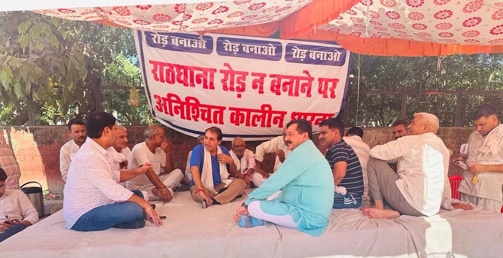 फोटो 39. धरनास्थल पर लोगों से बात करते सीनियर डिप्टी मेयर राजीव सरोहा व पार्षद सूर्या दहिया। स् फोटो 39. धरनास्थल पर लोगों से बात करते सीनियर डिप्टी मेयर राजीव सरोहा व पार्षद सूर्या दहिया। स्