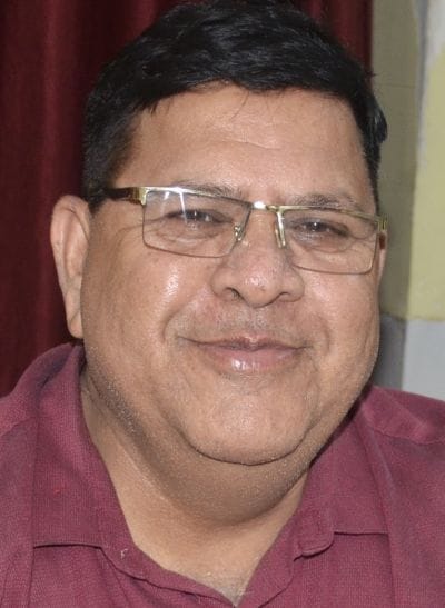 जिला अस्पताल की ओपीडी में मरीजों का इलाज करते डॉक्टर। संवाद