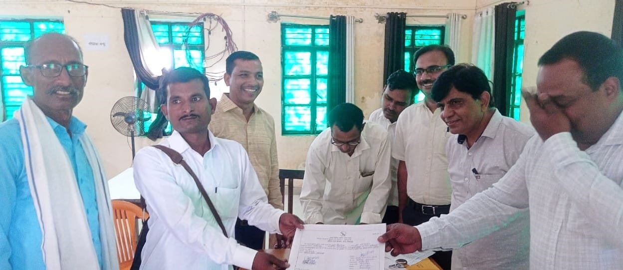 जलालाबाद में विजयी प्रत्याशी रेखा देवी अपने समर्थकों के साथ खुशी मनाती। संवाद