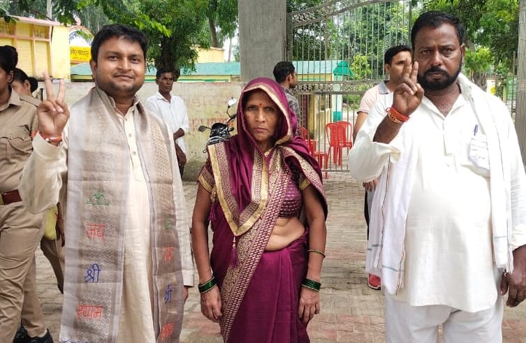 जलालाबाद में विजयी प्रत्याशी रेखा देवी अपने समर्थकों के साथ खुशी मनाती। संवाद