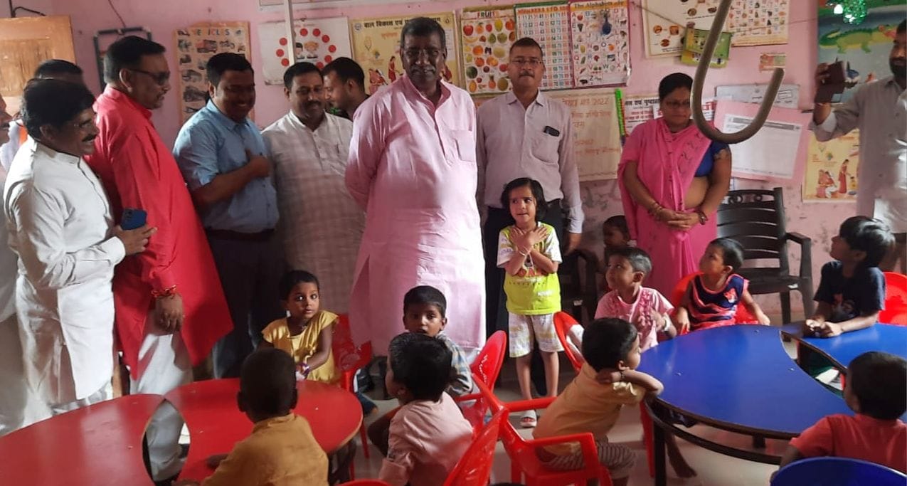 कलक्ट्रेट सभागार में आयोजित बैठक में बोलते प्रभारी मंत्री सुरेश राही    संवाद