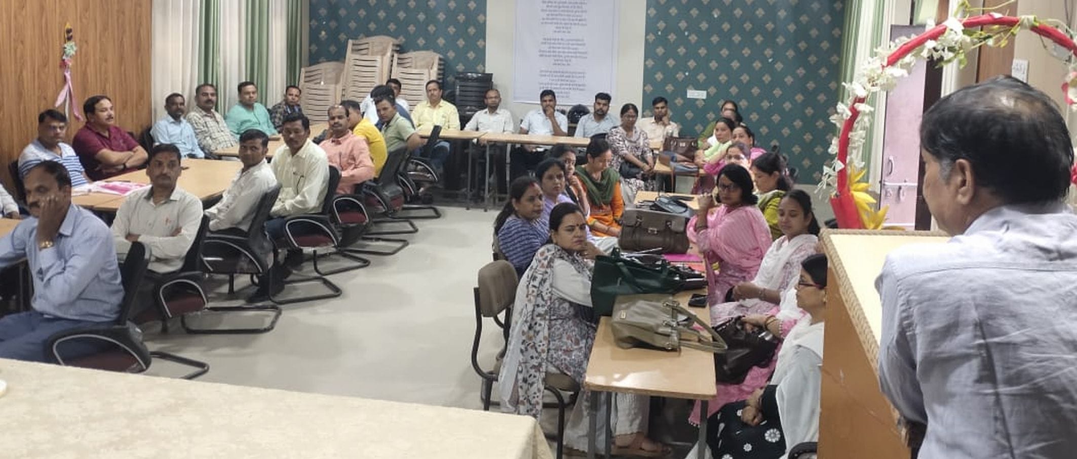 काशीपुर में कार्यक्रम का शुभारंभ करते अतिथी। संवाद काशीपुर में कार्यक्रम का शुभारंभ करते अतिथी। संवाद