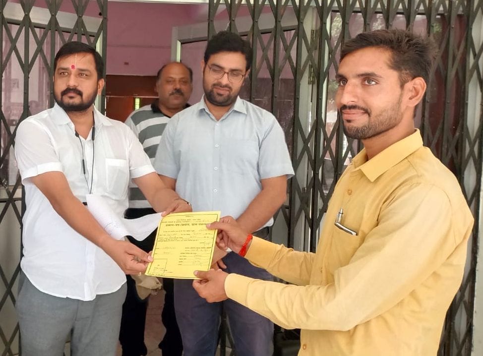 कोटिया गांव में ग्राम प्रधान के उपचुनाव में विजयी प्रत्याशी राजेश पाल को प्रमाण पत्र देते निर्व कोटिया गांव में ग्राम प्रधान के उपचुनाव में विजयी प्रत्याशी राजेश पाल को प्रमाण पत्र देते निर्व