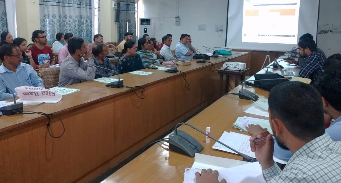 नाहन में स्टांप पेपर पर कमीशन घटाने के विरोध में अतिरिक्त उपायुक्त को ज्ञापन सौंपते विक्रेता। स नाहन में स्टांप पेपर पर कमीशन घटाने के विरोध में अतिरिक्त उपायुक्त को ज्ञापन सौंपते विक्रेता। स