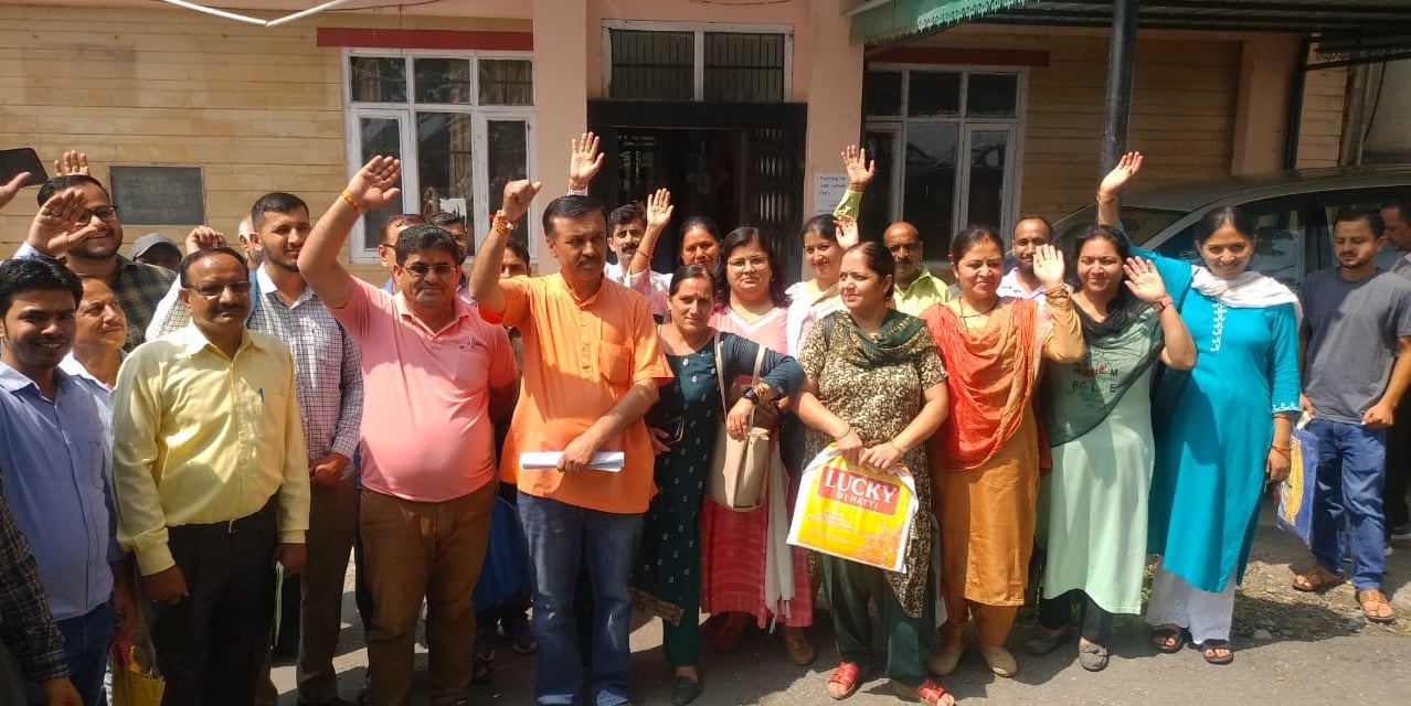 नाहन में स्टांप पेपर पर कमीशन घटाने के विरोध में अतिरिक्त उपायुक्त को ज्ञापन सौंपते विक्रेता। स नाहन में स्टांप पेपर पर कमीशन घटाने के विरोध में अतिरिक्त उपायुक्त को ज्ञापन सौंपते विक्रेता। स
