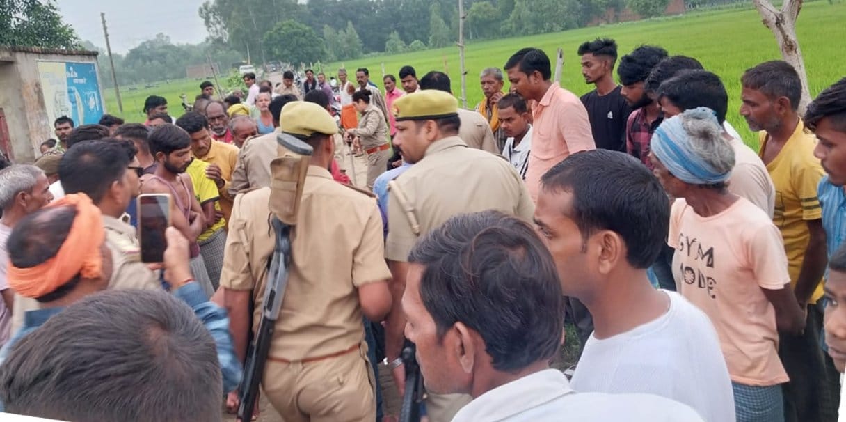 संग्रामगढ़ थाने के विजयीमऊ बंधवा में वृद्ध की हत्या के बाद पहुंचे सीओ लालगंज परिजनों को समझाते संग्रामगढ़ थाने के विजयीमऊ बंधवा में वृद्ध की हत्या के बाद पहुंचे सीओ लालगंज परिजनों को समझाते