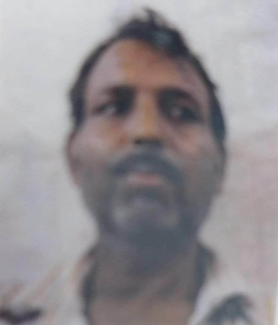 संग्रामगढ़ थाने के विजयीमऊ बंधवा में वृद्ध की हत्या के बाद पहुंचे सीओ लालगंज परिजनों को समझाते संग्रामगढ़ थाने के विजयीमऊ बंधवा में वृद्ध की हत्या के बाद पहुंचे सीओ लालगंज परिजनों को समझाते