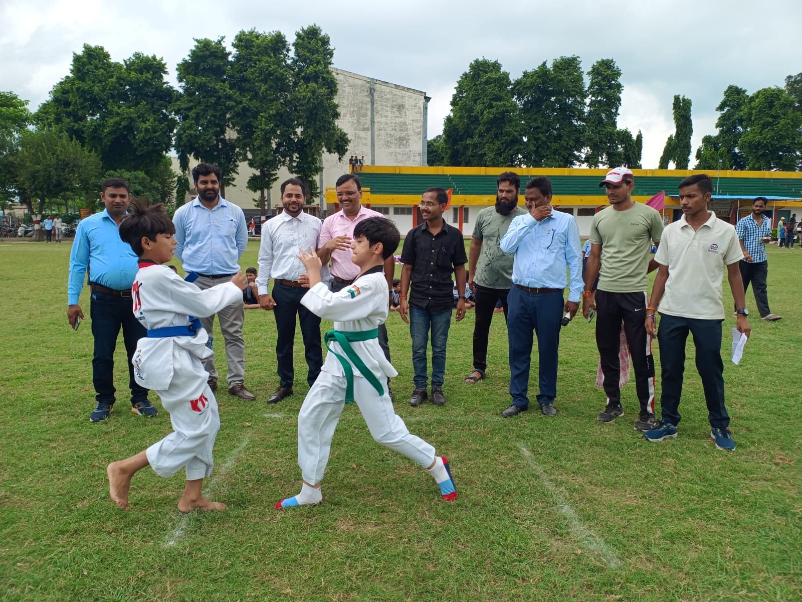शाहजहांपुर के स्पोर्ट्स स्टेडियम में हॉकी खेलते खिलाड़ी। संस्था