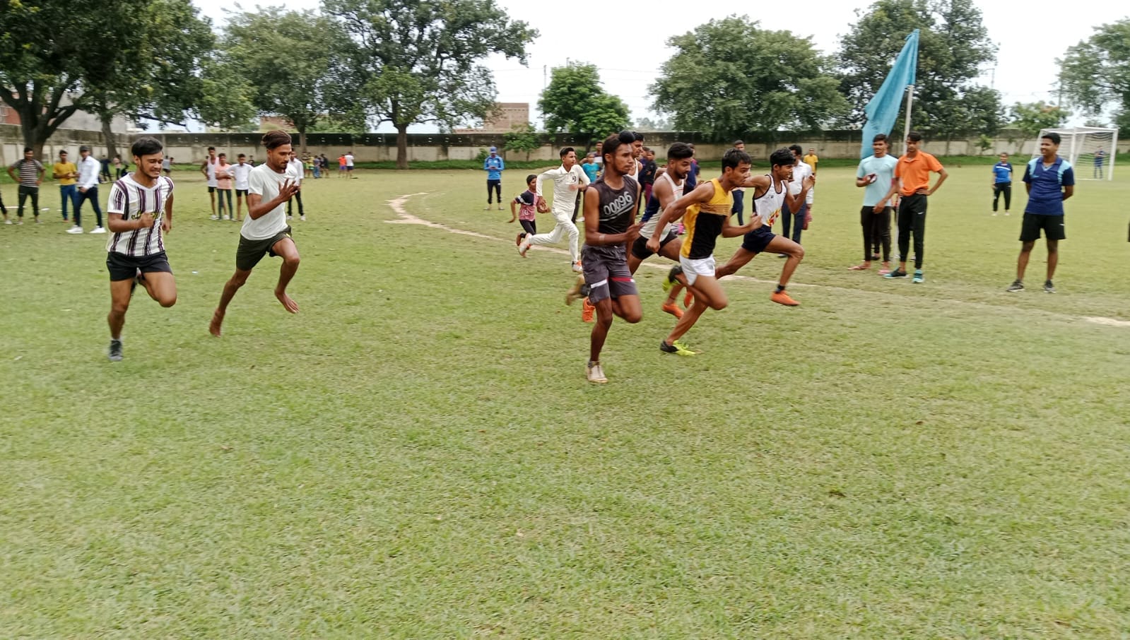 शाहजहांपुर के स्पोर्ट्स स्टेडियम में हॉकी खेलते खिलाड़ी। संस्था