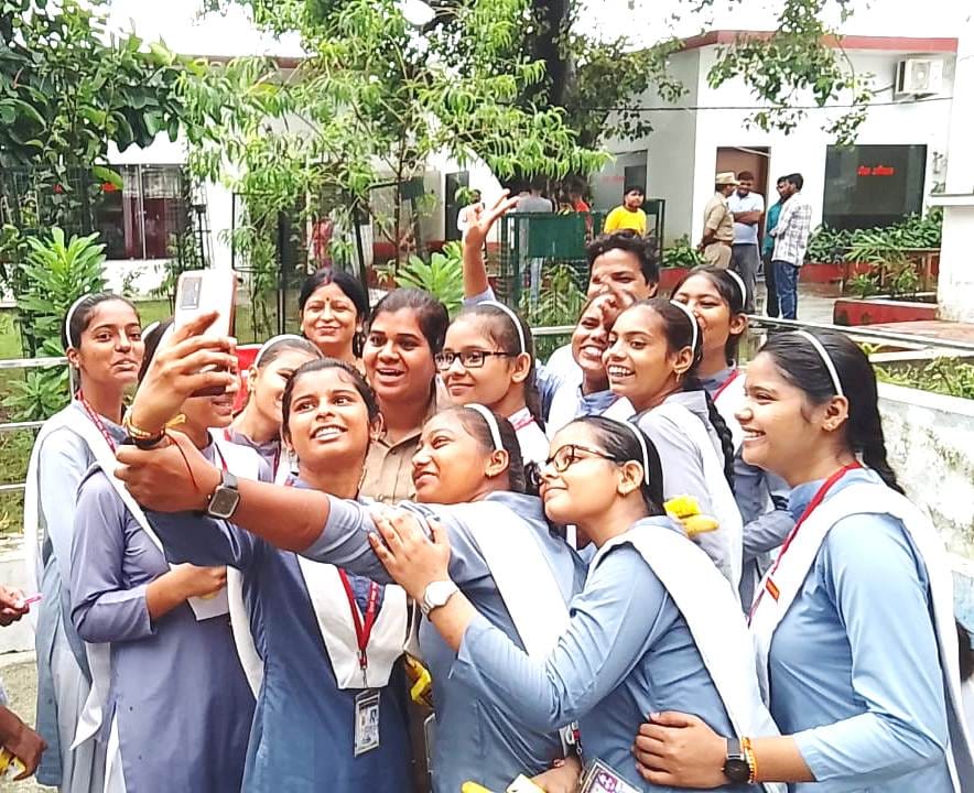 आंवला। थाना विजिट में इंस्पेक्टर के साथ गुरूप फोटो-संवाद