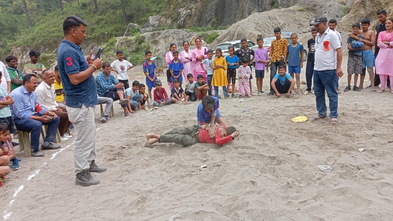 बेचड़ का बाग में आयोजित खेलकूद स्पर्धा के दौरान लंबी कूद लगाती एक प्रतिभागी। संवाद बेचड़ का बाग में आयोजित खेलकूद स्पर्धा के दौरान लंबी कूद लगाती एक प्रतिभागी। संवाद