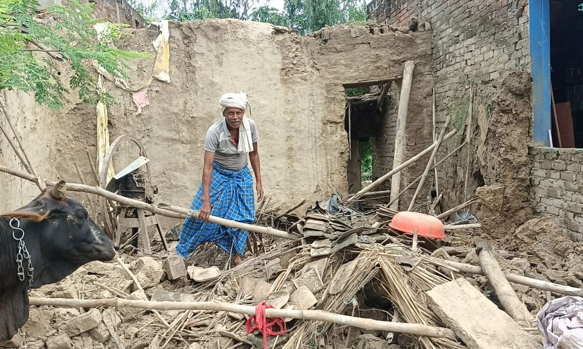 बैशकाटी गांव के समीप मार्ग हादसे के बाद जुटी भीड़ संवाद बैशकाटी गांव के समीप मार्ग हादसे के बाद जुटी भीड़ संवाद