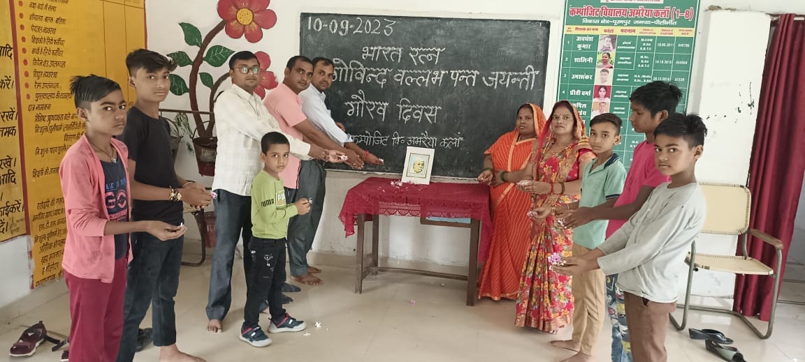 गांधी स्टेडियम में आयोजित कार्यक्रम में मौजूद क्रीड़ा  अधिकारी व खिलाड़ी । स्त्रोत - स्टेडियम