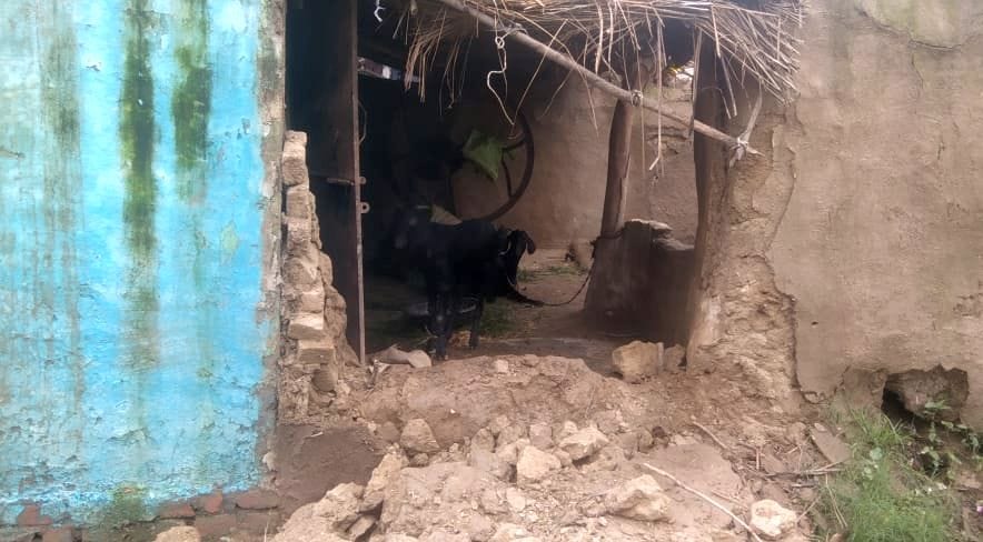 जलालाबाद के गांव काजरबोझी में गिरी प्रदीप के कच्चे मकान की दीवार।संवाद