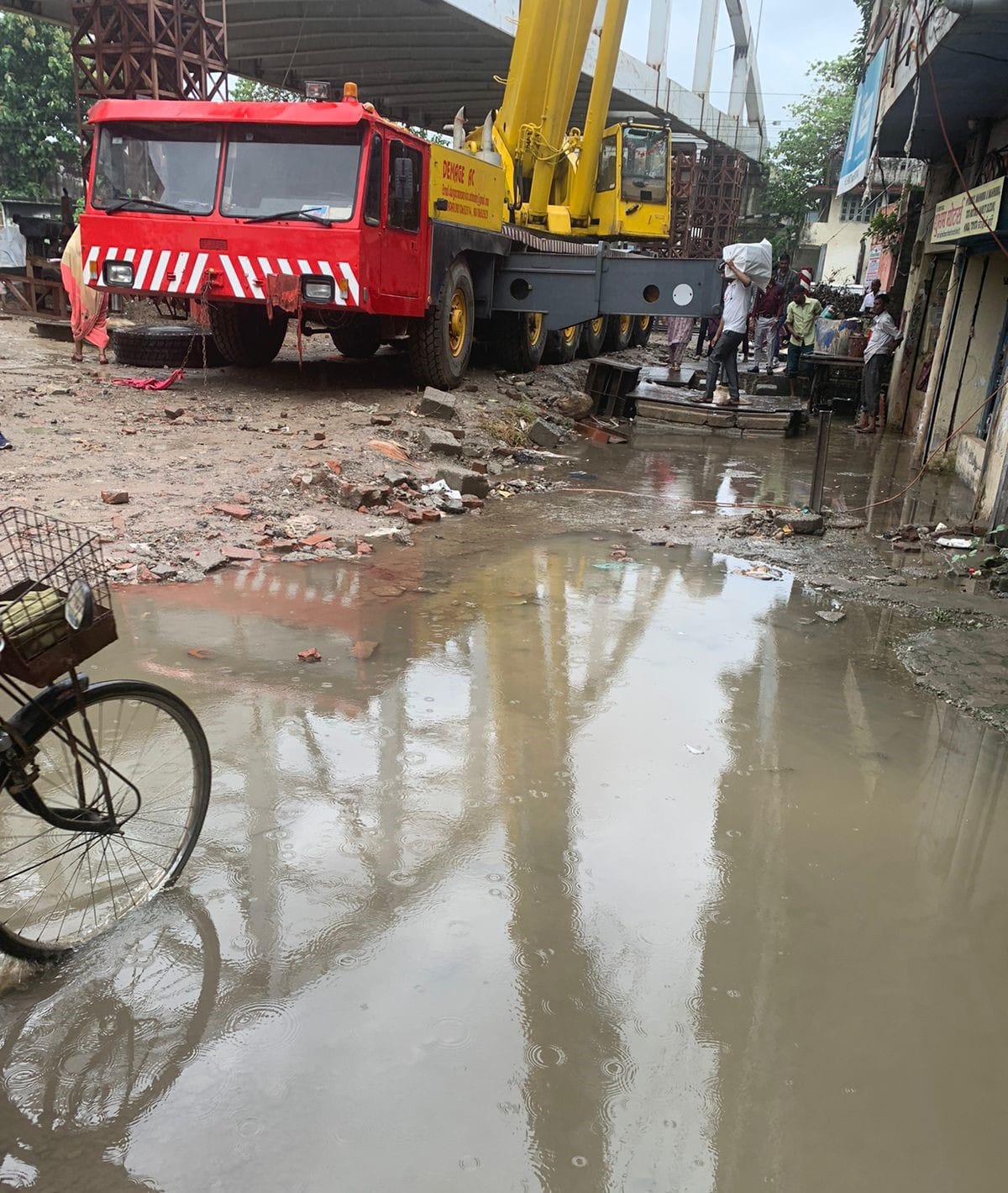 केलाखेड़ा में सरकड़ी तिराहे पर क्षतिग्रस्त सड़क पर बारिश से हुआ जल भराव। संवाद केलाखेड़ा में सरकड़ी तिराहे पर क्षतिग्रस्त सड़क पर बारिश से हुआ जल भराव। संवाद