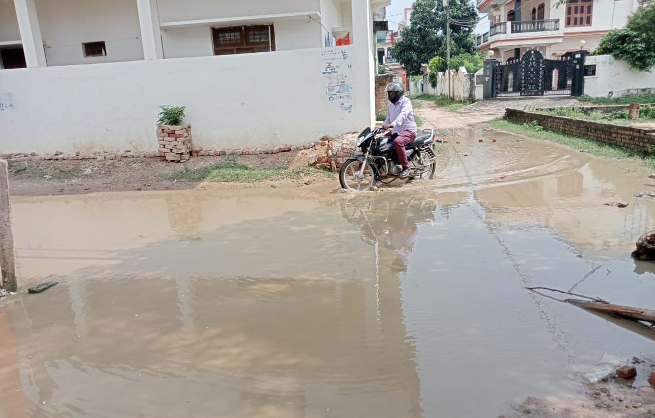 प्रताप बहादुर चिकित्सालय के आयुष्मान वार्ड में भरा बारिश का पानी। संवाद प्रताप बहादुर चिकित्सालय के आयुष्मान वार्ड में भरा बारिश का पानी। संवाद