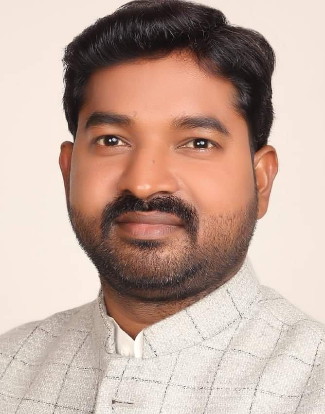 रोडवेजे बस की खिड़की में नहीं शीश। संवाद रोडवेजे बस की खिड़की में नहीं शीश। संवाद