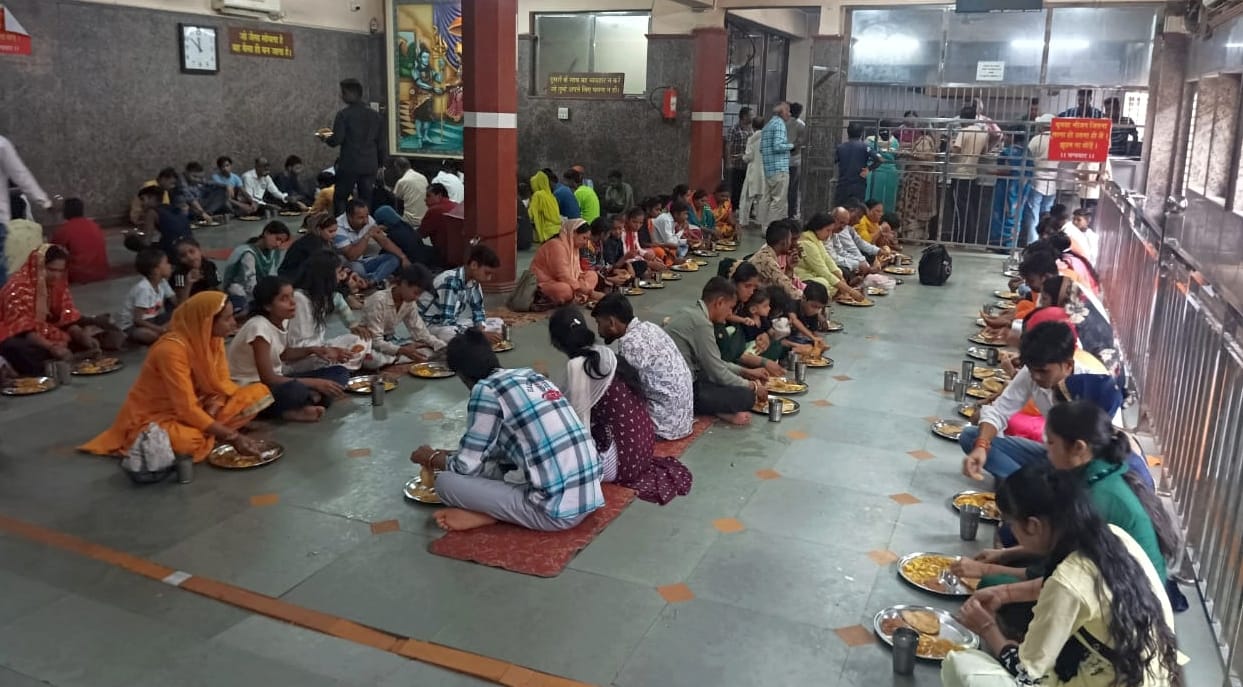 रविवारीय एकादशी पर त्रिलोकपुर स्थित मां बालासुंदरी के दरबार में शीश नवाते श्रद्धालु। संवाद