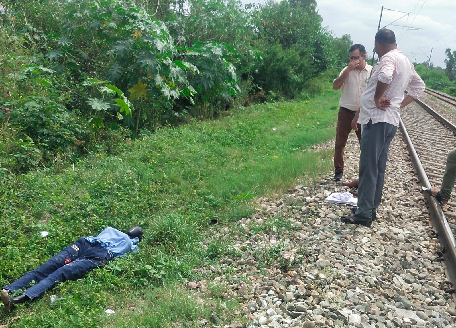शाहपुर गांव के निकट रेलवे ट्रेक किनारे खून से सने पत्थर व घास को साक्ष्य के रूप में जुटाती हुई शाहपुर गांव के निकट रेलवे ट्रेक किनारे खून से सने पत्थर व घास को साक्ष्य के रूप में जुटाती हुई