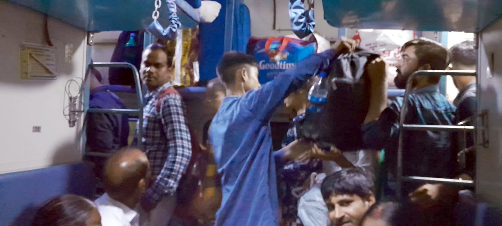 ट्रेन में चढ़ने के लिए धक्का मुक्की करते यात्री