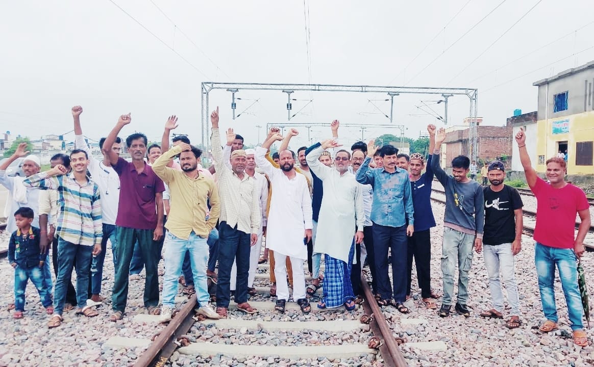 ट्रेने न चलने के विरोध में रेलवे स्टेशन पर बैठक कर आंदोलन की रणनीति तय करते व्यापारी । संवाद ट्रेने न चलने के विरोध में रेलवे स्टेशन पर बैठक कर आंदोलन की रणनीति तय करते व्यापारी । संवाद