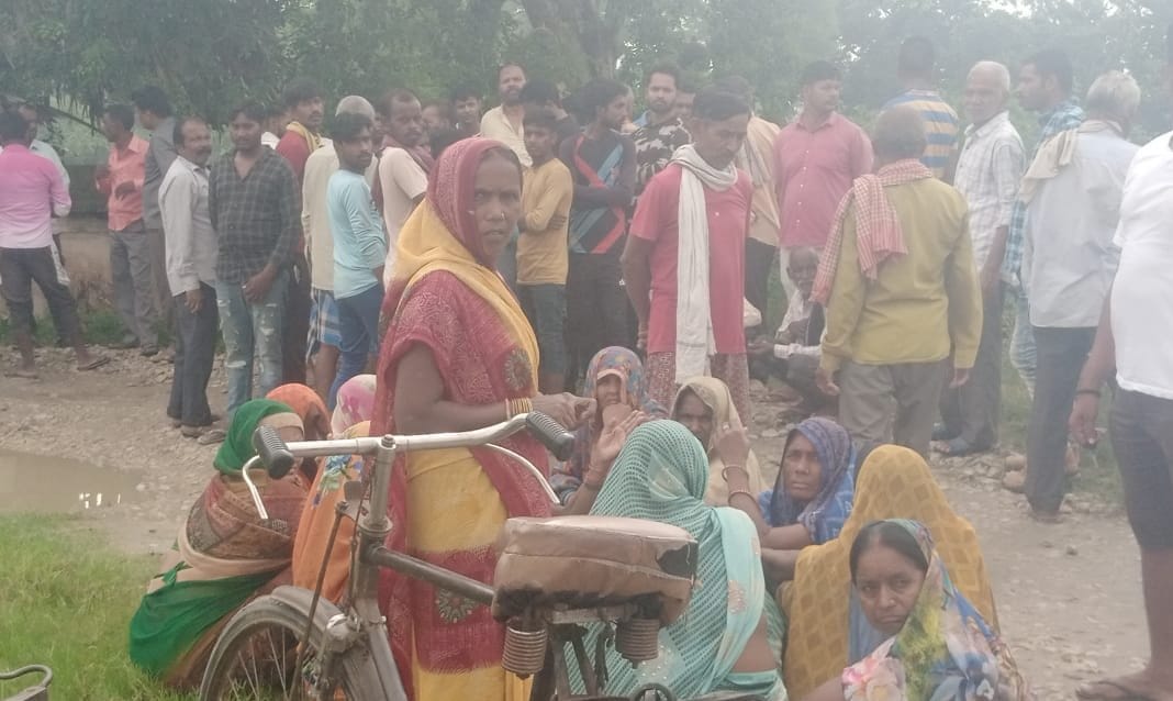 आसपुर देवसरा थाने के अमरगढ़ कोट के समीप कुंए में वृद्ध का शव मिलने की सूचना पर पहुंची पुलिस। सं आसपुर देवसरा थाने के अमरगढ़ कोट के समीप कुंए में वृद्ध का शव मिलने की सूचना पर पहुंची पुलिस। सं