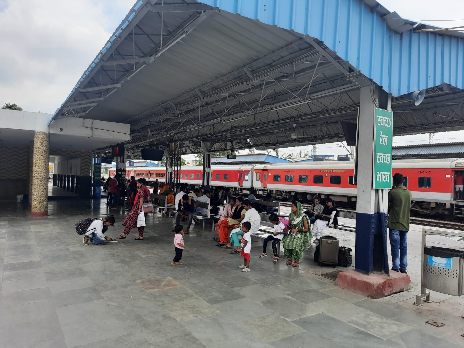 फोटो 36- रेलवे स्टेशन पर ट्रेन के इंतजार में बैठे यात्री। संवाद