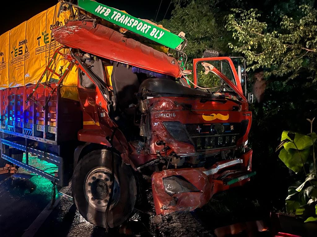 जहानाबाद निसरा सड़क दुर्घटना में क्षतिग्रस्त हुई बस कोे हटवाती पुलिस । संवाद