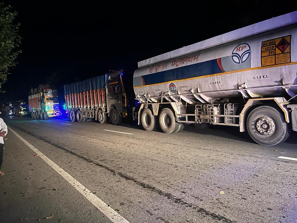 जहानाबाद निसरा सड़क दुर्घटना में क्षतिग्रस्त हुई बस कोे हटवाती पुलिस । संवाद