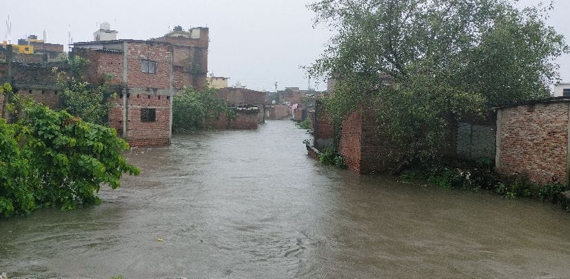 किच्छा सरकारी अस्पताल गेट पर लबालब भरा पानी किच्छा सरकारी अस्पताल गेट पर लबालब भरा पानी