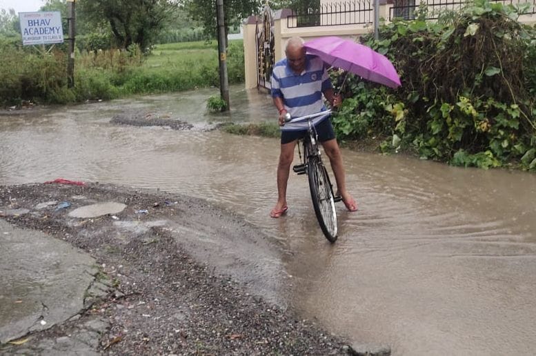 किच्छा सरकारी अस्पताल गेट पर लबालब भरा पानी किच्छा सरकारी अस्पताल गेट पर लबालब भरा पानी