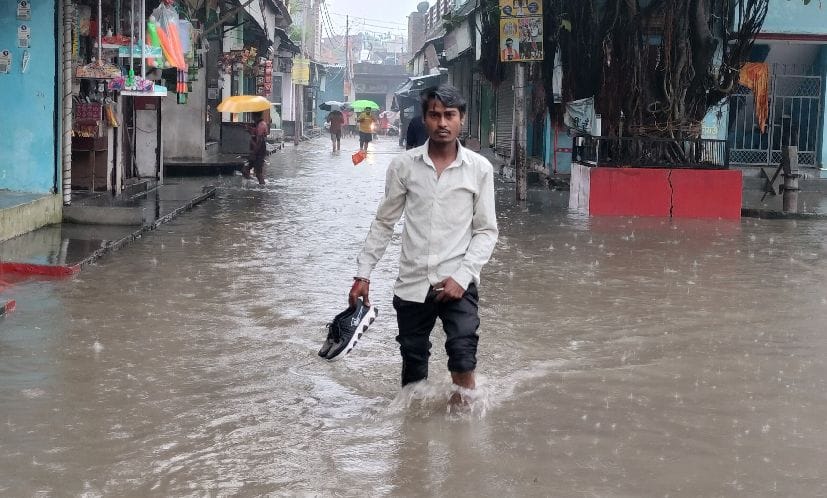 किच्छा सरकारी अस्पताल गेट पर लबालब भरा पानी किच्छा सरकारी अस्पताल गेट पर लबालब भरा पानी