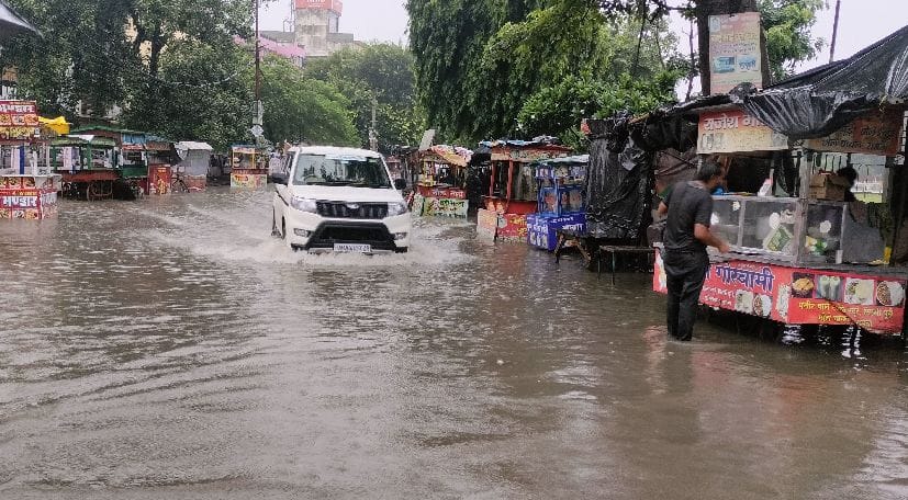किच्छा सरकारी अस्पताल गेट पर लबालब भरा पानी किच्छा सरकारी अस्पताल गेट पर लबालब भरा पानी