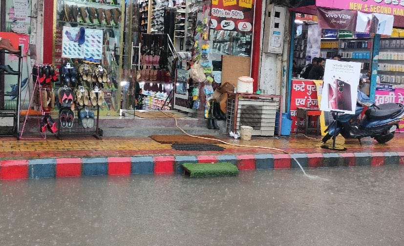 किच्छा सरकारी अस्पताल गेट पर लबालब भरा पानी किच्छा सरकारी अस्पताल गेट पर लबालब भरा पानी
