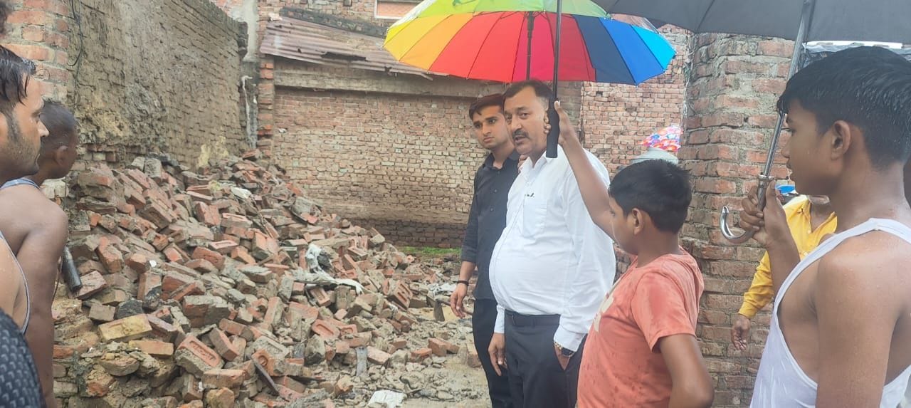 काशीपुर के ढेला बस्ती बंद पड़े मकान का बारिश के चलते गिरा लिंटर। संवाद काशीपुर के ढेला बस्ती बंद पड़े मकान का बारिश के चलते गिरा लिंटर। संवाद